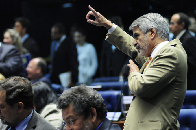 Governo escolhe Humberto Costa como seu novo líder no Senado