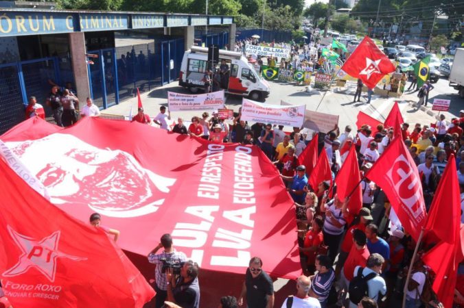 Lula recebe apoio de deputados, trabalhadores e movimentos sociais