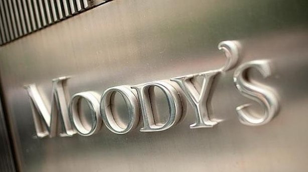 A grande imprensa ordena – e a oposição repete -o ‘mimini’ da nota da Moody’s