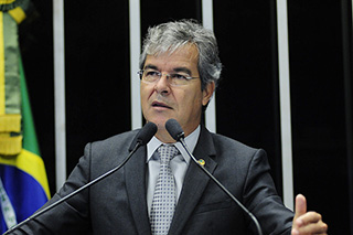 Proposta de Viana para reduzir número de parlamentares ganha apoio popular