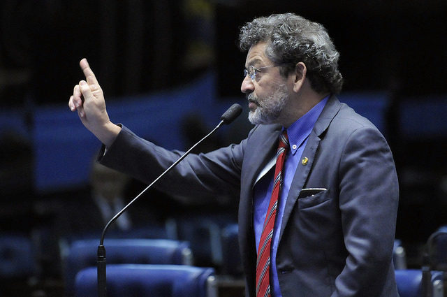 Senadores petistas rebatem acusações e ataques de tucanos ao partido e a Lula