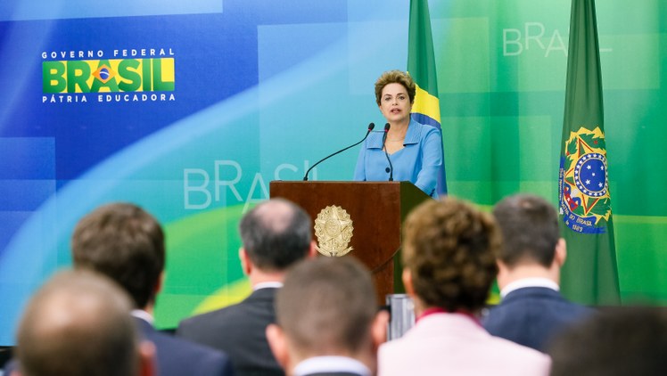 A democracia é o lado certo da História, afirma Dilma após votação na Câmara