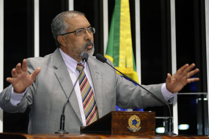 Posição mundial é de que impeachment de Dilma é indecente, diz Paim