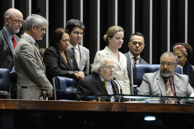 Esquivel diz que tentativa de impeachment é golpe e oposição enlouquece