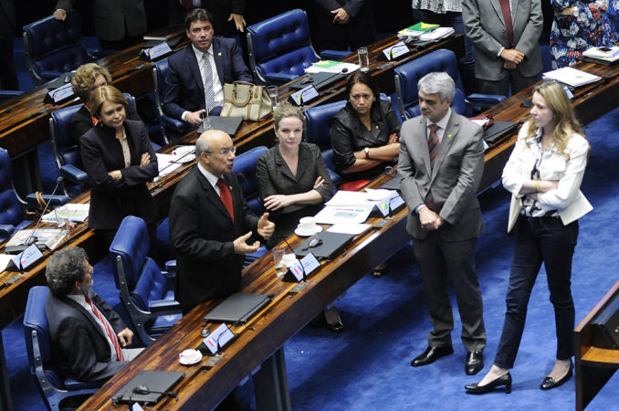 Senadores querem tratamento igual para Dilma e Temer no caso das “pedaladas”