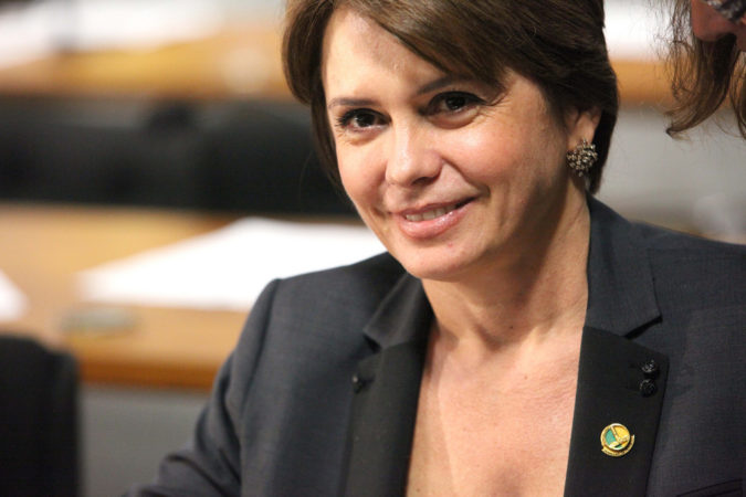 Ângela critica ataque ao orçamento de saúde e educação proposto por golpistas