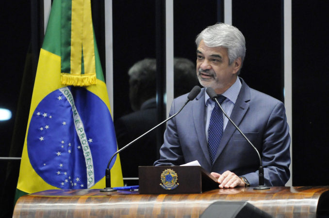 Um idiota funcional a serviço de um facínora governa o Brasil, diz Humberto