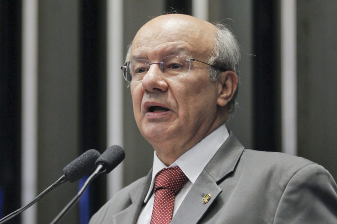 José Pimentel pede exoneração do cargo de líder do governo no Congresso