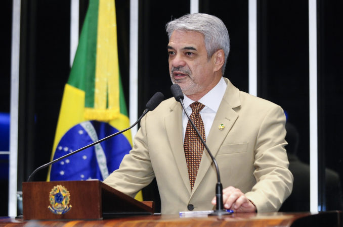 Humberto rechaça tentativa do governo provisório de retirar urgência de medidas anticorrupção