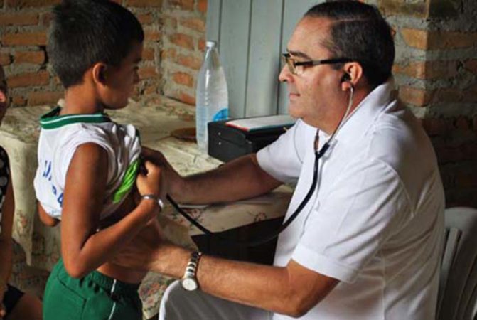 Senadores progressistas denunciam: fim do Mais Médicos seria genocídio