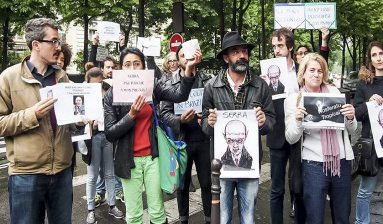 Antidemocrático, Serra pede à policia repressão contra manifestantes em Paris