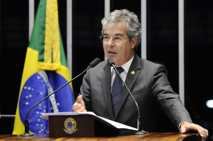Jorge Viana pede apoio para barrar a liberação de arma de fogo no Brasil