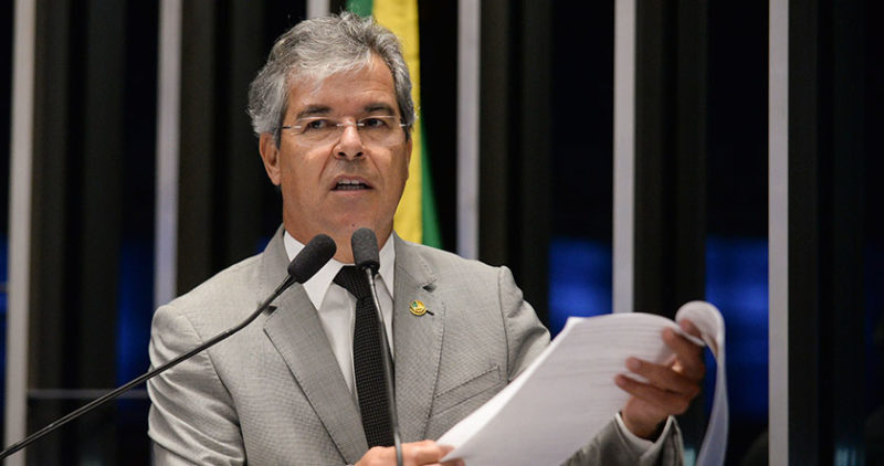 Escândalos mostram que sistema político do País está falido, diz Viana