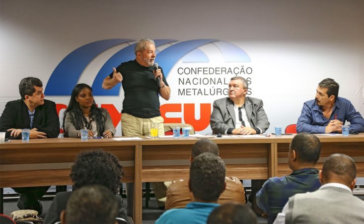 “Volta, democracia”, pede Lula em encontro com metalúrgicos da CUT