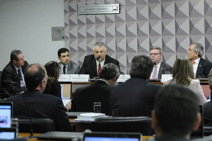 Senadores progressistas contestam peritos da junta de consultores