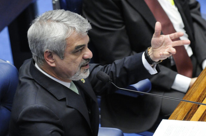 Brasil corre sério risco de voltar a ser refém do FMI, alerta Humberto Costa