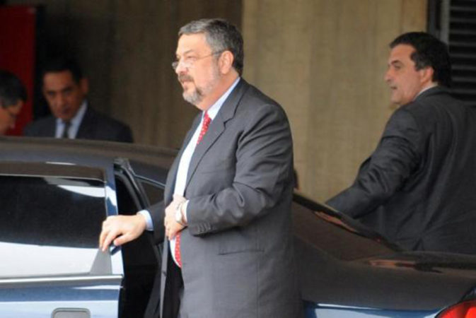 Conforme anunciado em comício pelo ministro da Justiça, PF prende Palocci