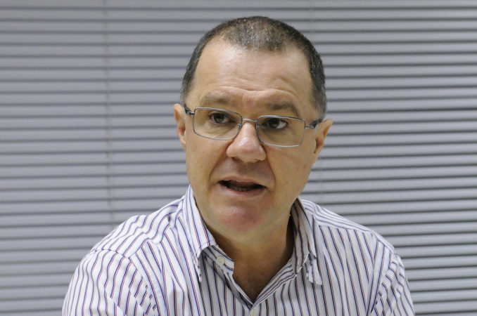 Governo empurra goela abaixo pacote que retira direitos, afirma Carlos Gabas