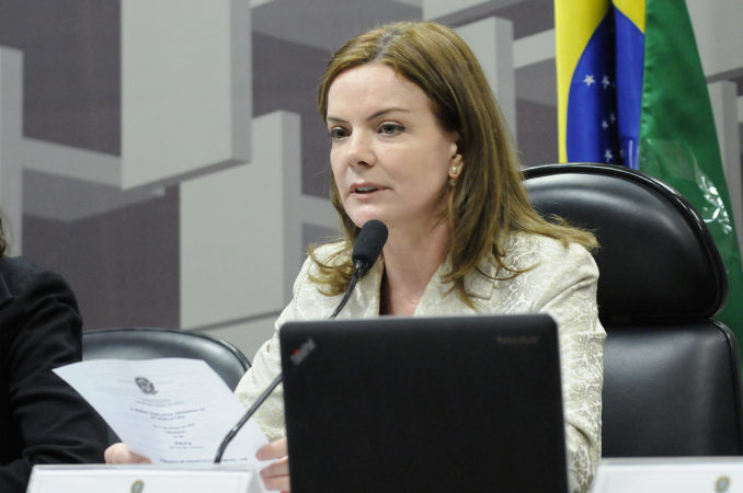 Cenário econômico do Brasil piorou com saída de Dilma, afirma Gleisi Hoffmann