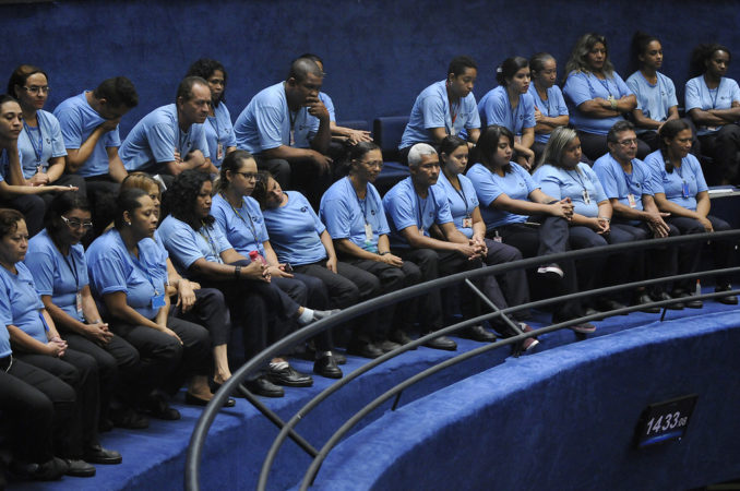 Terceirizados não recebem direitos e parlamentares petistas cobram solução