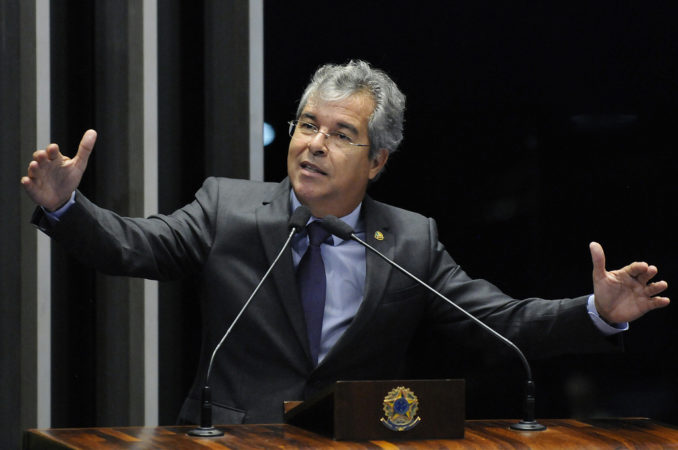 Crise institucional exige respeito entre os Poderes da República, diz Viana