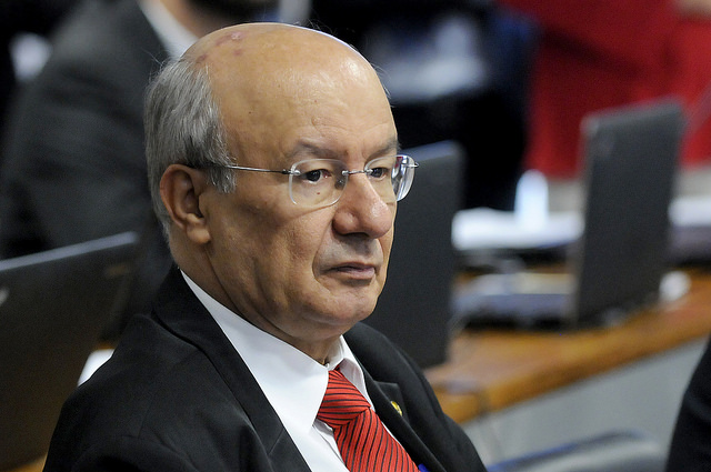 Pimentel critica anúncio de fechamento de agências do Banco do Brasil