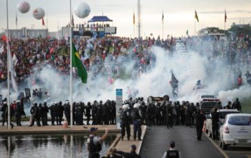 FRP Policiais-e-manifestantes-entram-em-confronto-na-esplanada-dos-Ministerios 00611292016-850x567