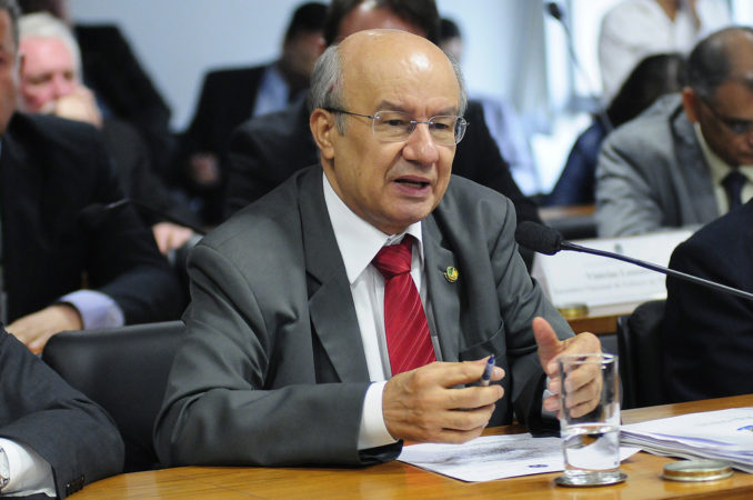 Pimentel afirma que elite brasileira deve contribuir para o ajuste fiscal
