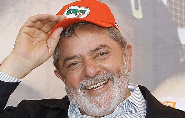 MST sai em campanha na defesa do presidente Lula