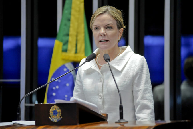 “Reformas fazem Brasil voltar à escravidão”, diz Gleisi