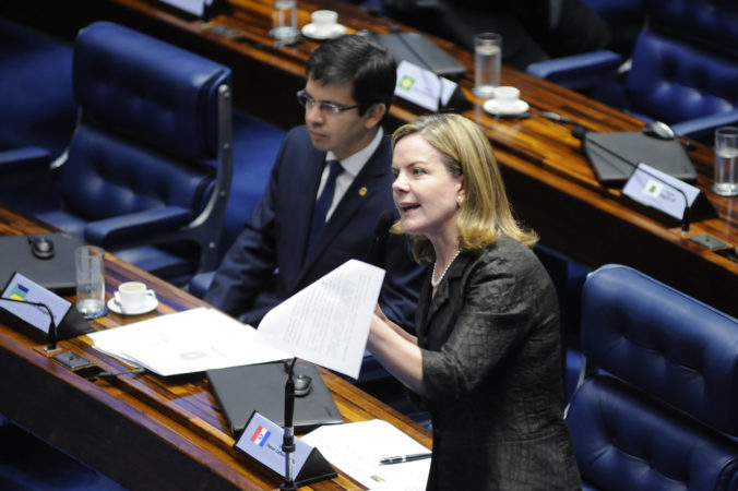 Gleisi declara-se impedida de votar em Moraes