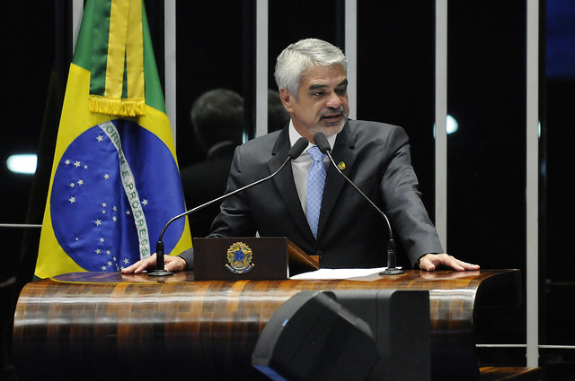 PSDB quer dar “metagolpe”, denuncia Humberto Costa