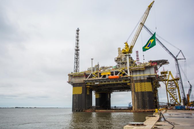 Petroleiros entram com ação contra leilão do pré-sal