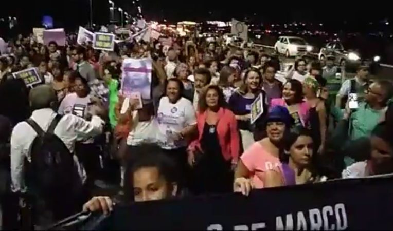 Mulheres marcham no Dia Internacional da Mulher