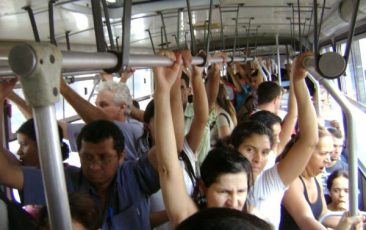 Projeto torna crime agressão sexual em transporte público