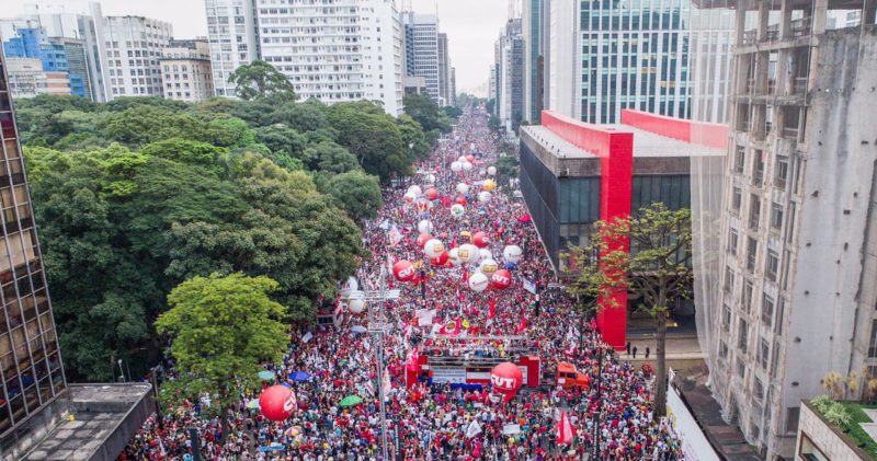 Milhares vão às ruas protestar contra reformas da Previdência e trabalhista