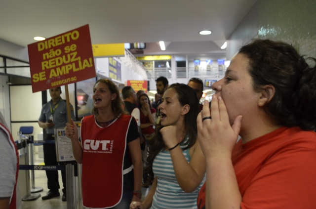 Manifestantes pressionam deputados contra reformas de Temer