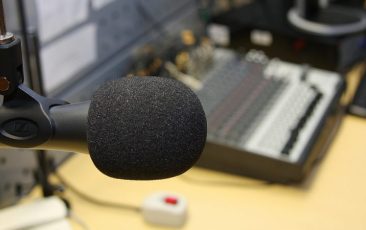 Microfone e mesa de som da Rádio USP