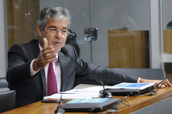 Viana cobra do PSDB desculpas à Nação e defende diretas