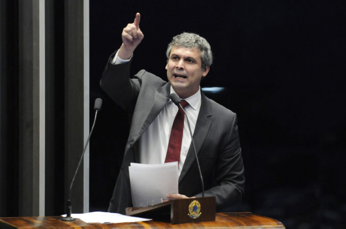 Lindbergh: “O comportamento da mídia empresarial brasileira afronta a democracia”