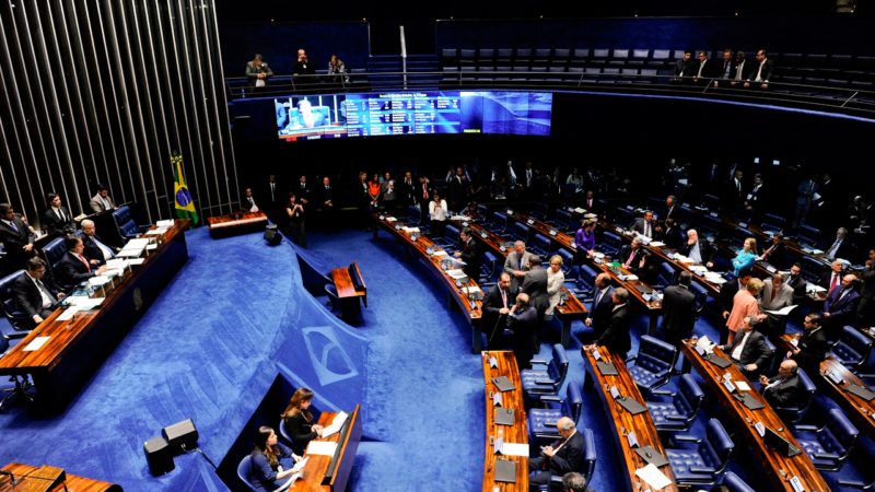 Acompanhe: oposição tenta parar sessão no Senado