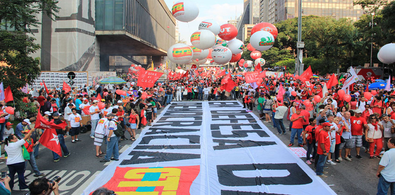 Brasileiros mobilizados em defesa de Lula