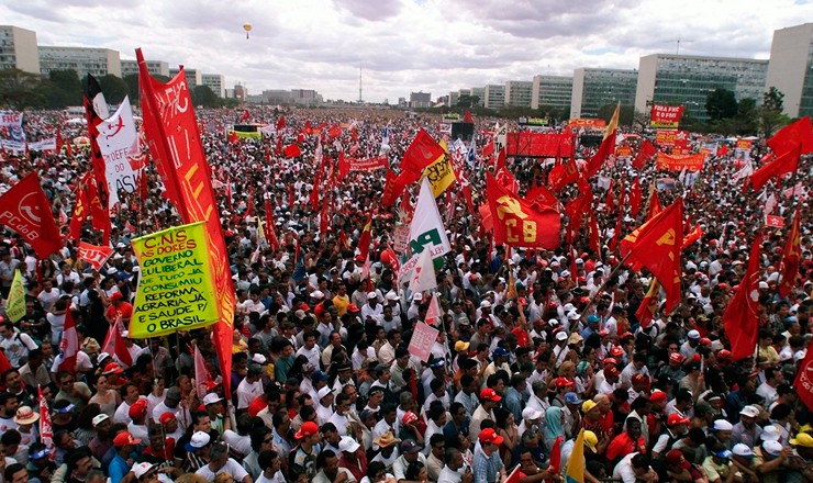 “Ocupa Brasília” reúne milhares contra reformas e por Diretas Já