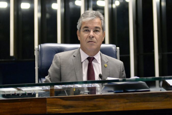 Crise mergulha país na desesperança, diz Viana