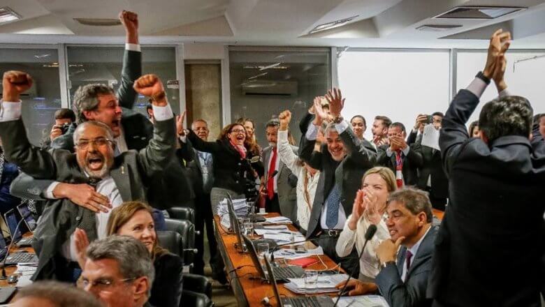Lula e centrais comemoram derrota do governo