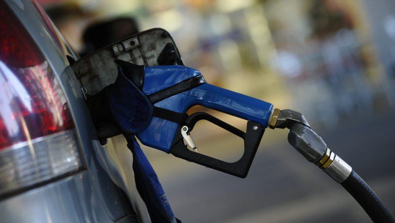 Temer faz brasileiro pagar R$ 0,41 a mais por litro de gasolina