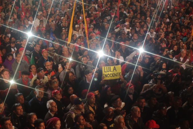 Manifestações defendem Lula e a democracia