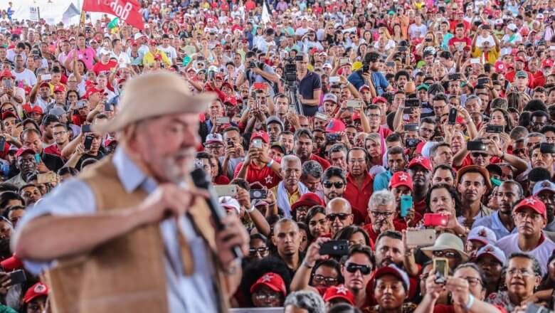 Levantem a cabeça, Brasil tem jeito, diz Lula em ato na BA