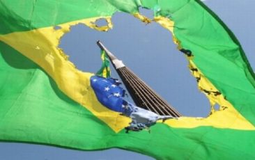 bandeira do Brasil rasgada