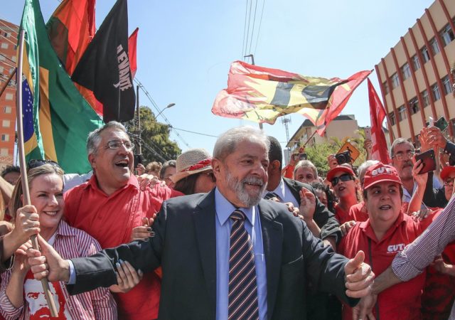 Lula chega à sede da Justiça Federal nos braços do povo